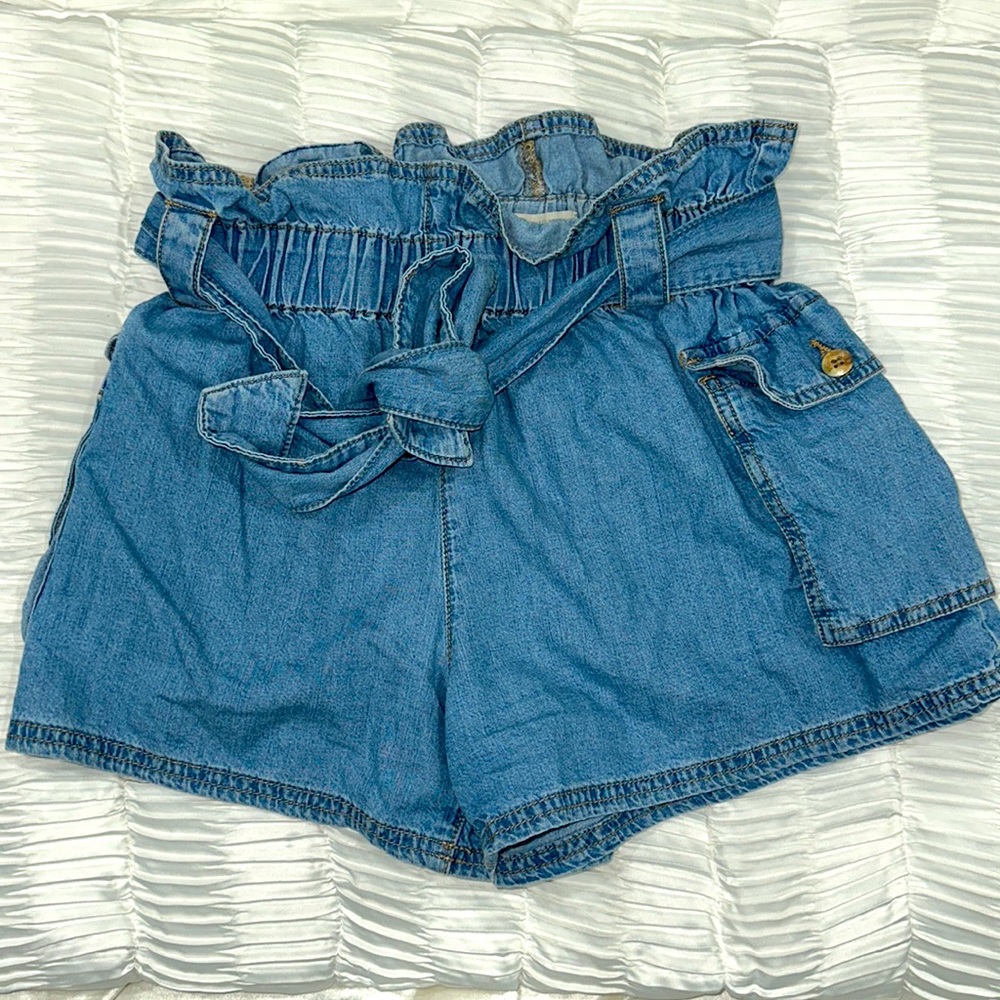 Urban Outfitters Paperbag shorts with belt, size small